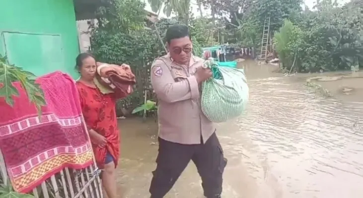 Personel Polres Serang membantu mengamankan barang milik warga korban banjir. (Dok: Polres Serang)