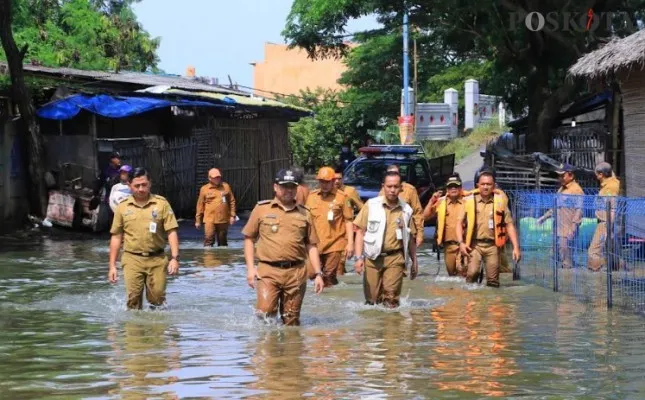 Wali Kota Tangerang saat meninjau banjir. (Iqbal)