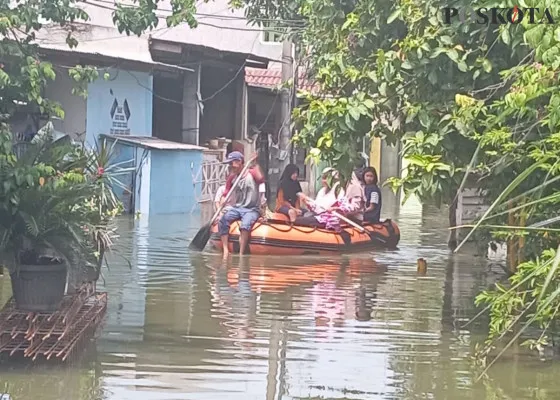 Proses evakuasi warga Perumahan Villa Tomang, Desa Gelam Jaya, Kecamatan Pasar Kemis, Kabupaten Tangerang pada Minggu, 24 November 2024. (Poskota/Veronica Prasetio)