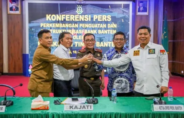 Pj Gubernur Banten Al Muktabar didampingi Kajati Banten  Leonard Eben Ezer Simanjuntak, Ketua DPRD Provinsi Banten Andra Soni, Wakil Ketua DPRD Provinsi Banten Fahmi Hakim dan Dirut Bank Banten Agus Syabarrudin saat konferensi pers. (ist)