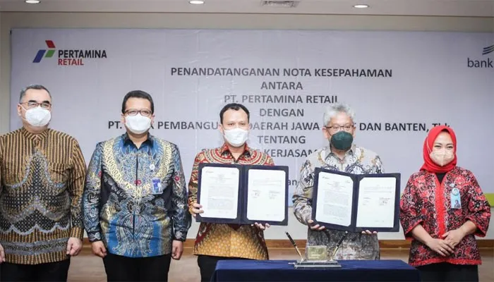 Penandatanganan nota kesepahaman PT Pertamina Retail dengan Bank bjb. (ist)