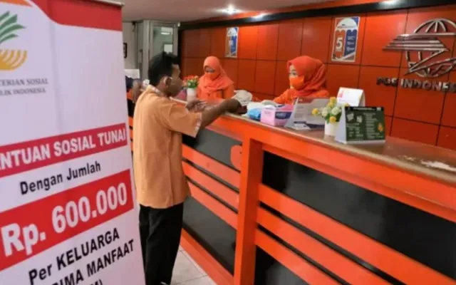 Ilustrasi penyaluran saldo dana gratis banso BPNT lewat Pos Indonesia. (Kemensos.go.id)