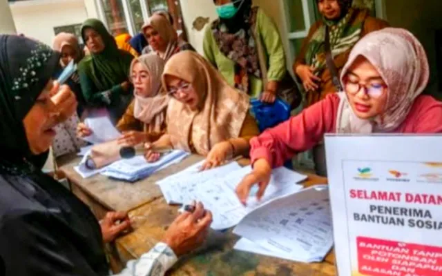 Deretan bansos pemerintah yang cair pada Oktober 2024 beserta nominal dana dan cara cek status penerimanya. (Facebook/Info Bansos BPNT dan PKH)