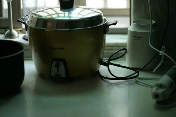 Syarat untuk mendapatkan bansos rice cooker dari pemerintah bagi KPM. (Unsplash/MChe Lee)