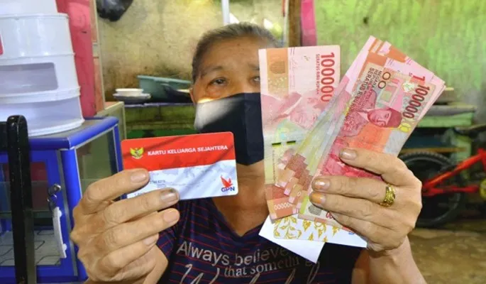 Anda pemilik NIK KTP dan KK terdaftar di DTKS berhak menerima saldo dana Bansos BPNT Rp2.400.000. Cek selengkapnya. (Dok. Pasuruankab.go.id)