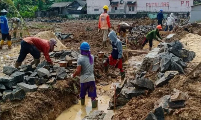 Pengusaha Proyek Rp6,1 Miliar di Cikeusik Bantah Pekerjaannya Asal-asalan (ist)