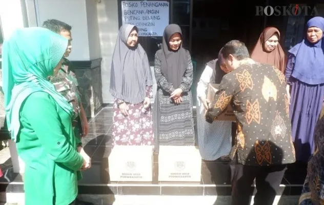 Dandim 0619 Purwakarta Letkol Arm Andi Achmad Afandi menyerahkan bantuan untuk warga korban bencana alam di Kecamatan Bojong, Purwakarta, Kamis (6/4/2023).(dadan)