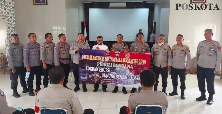 Ketua Pokdarkamtibmas Resort Polres Metro Depok H. Imam Musanto (baju putih) menyerahkan bantuan Peduli Bencana Gunung Semeru kepada Kasat Binmas Polres Metro Depok Kompol Adji.(angga)