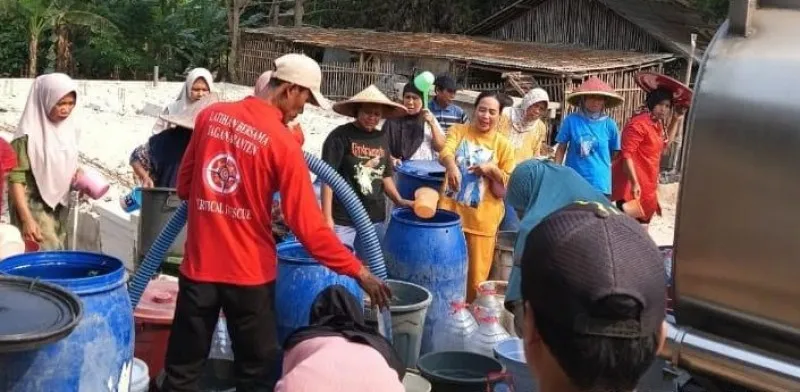 etugas Perumda Tirta Al Bantani Kabupaten Serang saat membagikan air bersih di wilayah Serang Utara. (ist)