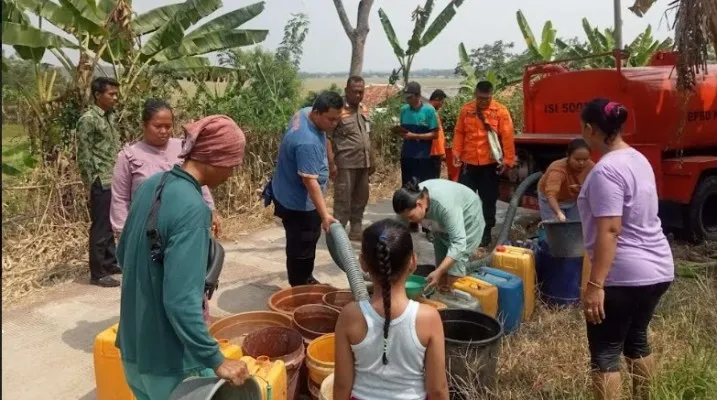 Pendistribusian air ke warga kabupaten Bekasi saat terdampak kekeringan ekstrim. (Ist/bekasi.kab.go.id).