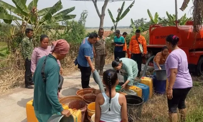 Pendistribusian bantuan air bersih ke warga Kabupaten Bekasi. (bekasikab.go.id).