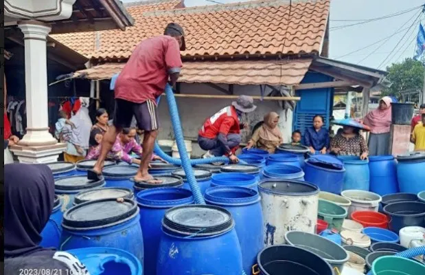 Petugas PMI Banten saat menyalurkan bantuan air bersih di Kecamatan Pontang, Kabupaten Serang. (ist)