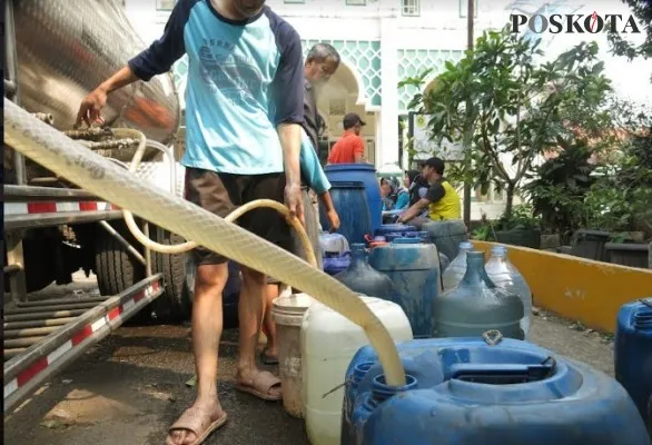 Warga dan anak-anak di Sukahati mengantri bantuan air bersih dari BPBD Kabupaten Bogor (Panca Aji)