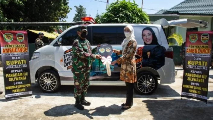 Bupati Purwakarta Anne R. Mustika menyerahkan bantuan ambulans untuk rumah sakit TNI kepada epada Pangdam III Siliwangi  Mayjen TNI Nugroho  Budi Wiryanto.(humas Pemkab Purwakarta)