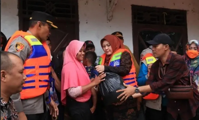 Bupati Pandeglang saat memberikan bantuan pada korban banjir. ( Ist).