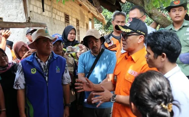 Plt Bupati Bogor, Iwan Setiawan saat tinjau lokasi bencana banjir di Desa Sadeng, Kecamatan Leuwisadeng.(Ist)