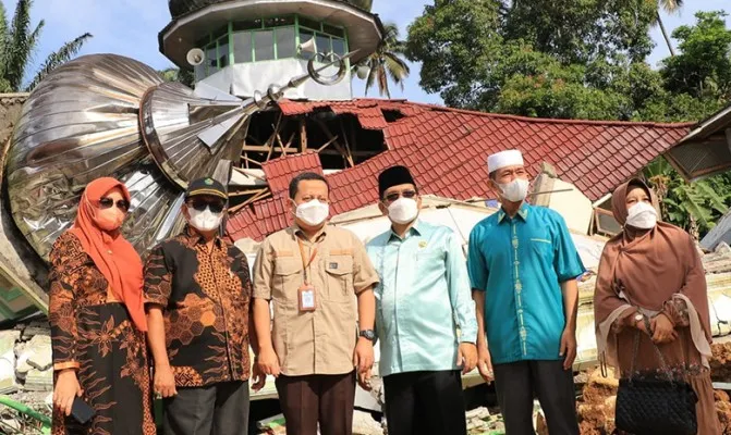 Menteri Agama Yaqut Cholil Qoumas menyalurkan bantuan senilai Rp2,35 miliar untuk masyarakat terdampak gempabumi Pasaman Barat, Sumatera Barat. (Foto/kemenag)