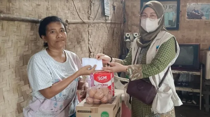 Kepala Puskesmas Labuan saat mendatangi keluarga anak penderita gizi buruk. (Foto: Ist).