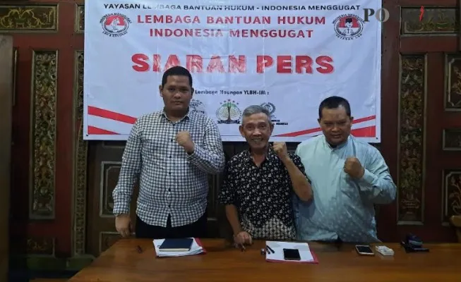 Ketua Umum Yayasan Lembaga Bantuan Hukum Indonesia Menggugat (YLBH-IM), Ahmad Gunawan, usai konferensi pers.( Aldi)