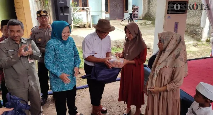 Ketua PKK bersama Pj Gubernur Banten saat kunjungi warga Pandeglang. (Foto: Samsul Fatoni).