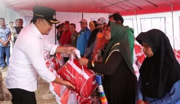 Wabup Lebak, Ade Sumardi saat menyerahkan bantuan sembako. (Foto: Ist).