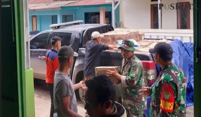 Petugas BPBD Lebak dibantu personil TNI saat menyalurkan bantuan sembako. (Foto: Samsul Fatoni).