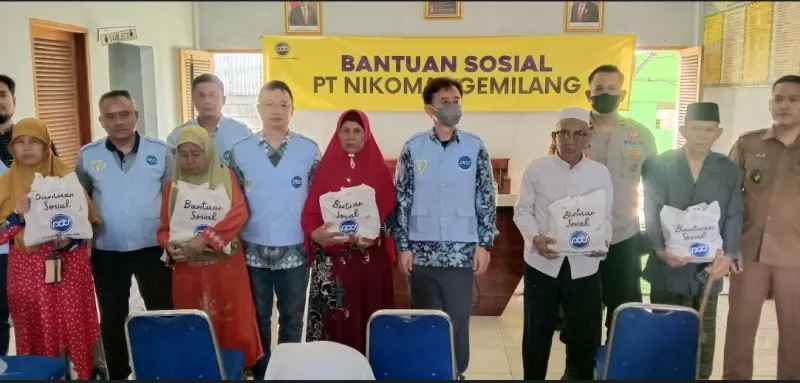 Penyerahan paket sembako kepada warga lansian oleh PT Nikomas Gemilang di Kantor Desa Tambak. (haryono)