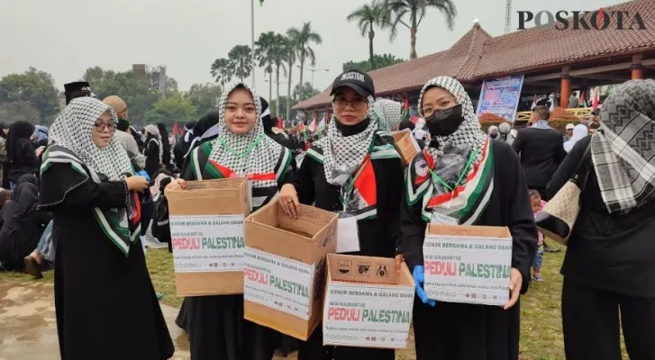 Para srikandi FPI Pandeglang saat galang dana untuk Palestina. (Foto: Samsul Fatoni).