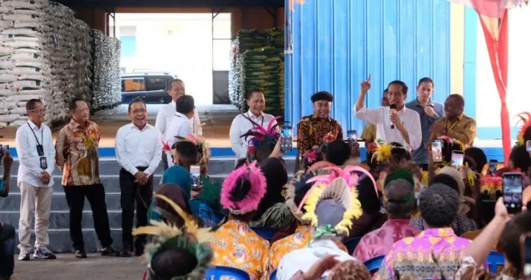 Presiden Joko Widodosaat  memantau dan memberikan langsung bantuan pangan beras tahap II kepada Keluarga Penerima Manfaat (KPM) di Gudang BULOG Mandala, Biak Numfor - Papua. .(Ist)