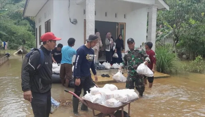 TNI bersama masyarakat bantu Distribusi sembako untuk  korban banjir Kalimantan Selatan.(Ist)