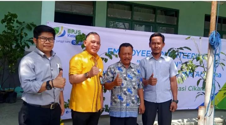 BPJAMSOSTEK Kantor Cabang Bekasi Cikarang bantu penanaman puluhan bibit pohon buah di Mts Al Husna Cikarang .(Ist)