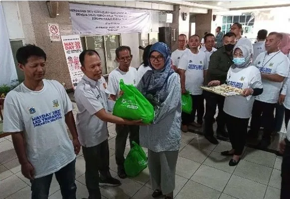 BPJS Ketenagakerjaan Wilayah Jaksel Bagikan Paket Sembako jelang May Day.(Ist)