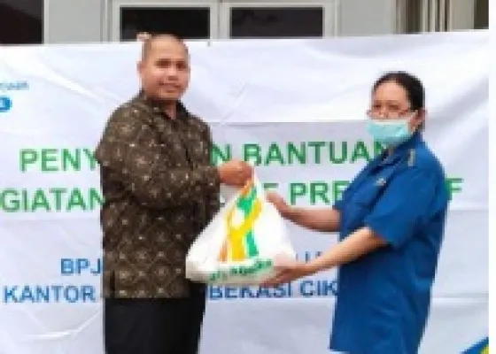 Kepala Kantor  BPJS  Cabang  Cikarang Andry Rubiantara, bagikan paket sembako kepada tenaga kerja yang terdaftar di BPJamsostek.(Ist)