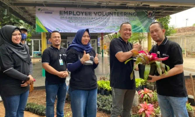 M.Izzadin, Kepala Kantor BPJamsoatek Salemba menyerahkan bantuan tanaman hias pada Camat Cempaka Putih Fauzi, disaksikan Lurah Cemaka Putih Timur Shinta Purnama Sari.(Ist)