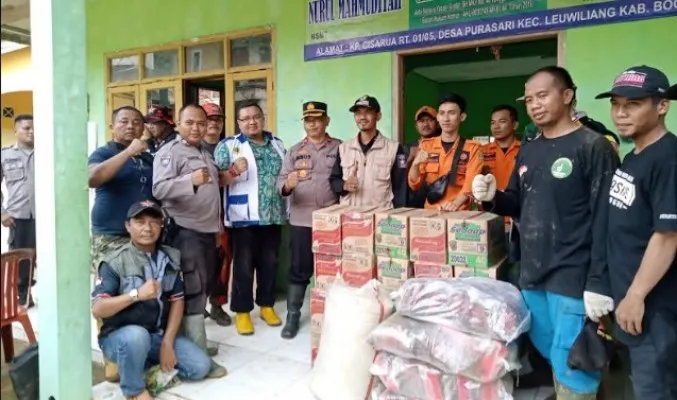 Polsek Leuwiliang Berikan Bantuan Kepada Warga Terdampak Banjir Bandang di Kampung Cisarua Bogor (ist)