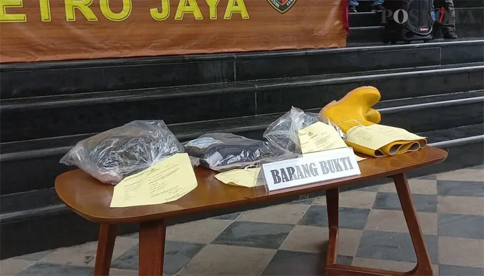 Barang bukti yang diamankan polisi dari pelaku pengeroyokan anggota TNI. (Pandi)