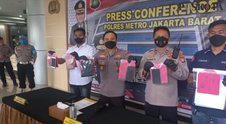 Polisi saat menunjukkan barang bukti kasus live streaming porno di salah satu aplikasi. (Pandi)