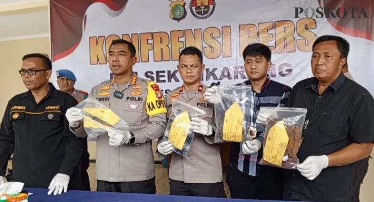 Kepolisian Polres Metro Bekasi dan Polsek Cikarang saat ungkap kasus tewasnya adik kandung ditangan kakaknya. (Ihsan Fahmi).