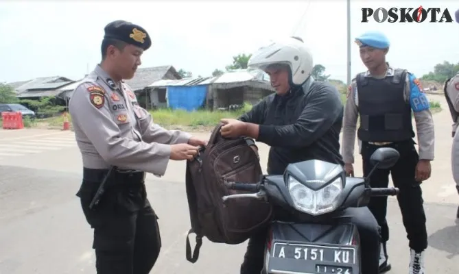 Personil Satuan Sabhara dan Sie Propam saat memeriksa kendaraan yang akan masuk ke Mako Polres Serang. (haryono)