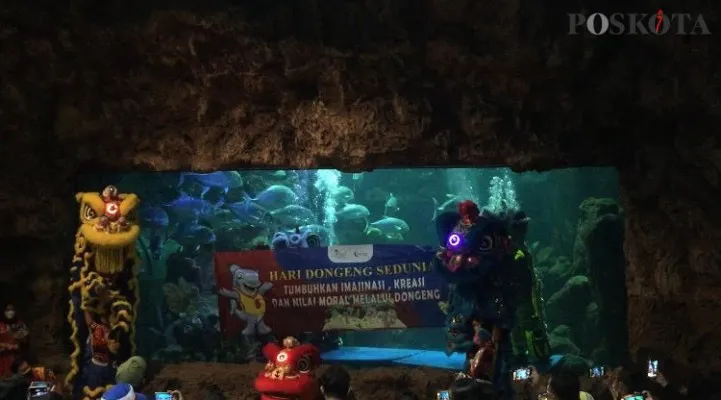 Seaworld Ancol memperingati Hari Dongeng se Dunia dengan menghadirkan atraksi barongsai dalam air. (foto: poskota/ ivan)