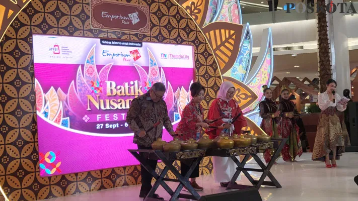 Hari Batik Nasional, APPBI DPD DKI Jakarta bekerja sama Pemprov DKI menggelar "Batik Nusantara Festival" di Emporium Pluit Mall, Jakarta Utara, Rabu, 2 Oktober 2024. (Poskota/Pandi Ramedhan)