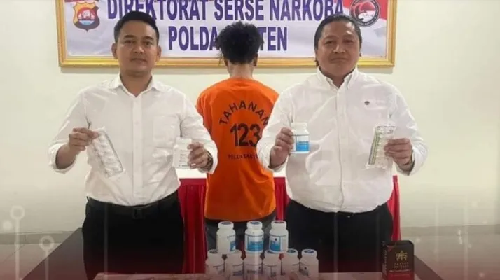 Ditresnarkoba Polda Banten Kombes Suhermanto didampingi Kasubdit Kompol Didid Himawan menunjukkan barang bukti pil koplo. (ist)