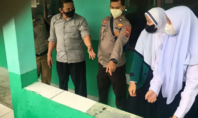 Bikin geger warga Kecamatan Cilograng, temukan bayi mungil terbungkus kain di Madrasah yang berada di Desa Gunungbatu, Kabupaten Lebak. (Foto/yusuf permana)