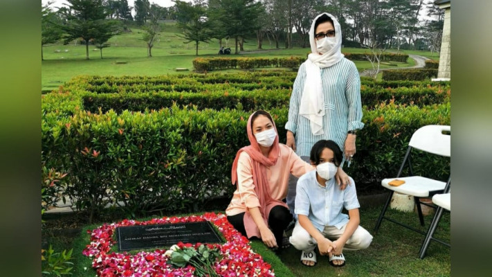 Ariel Dan Bunga Cinta Lestari Bokep - BCL dan Keluarga Nyekar ke Makam Ashraf Sinclair Jelang Ramadan, Netizen  Ikut Doakan dari Jauh - poskota.co.id