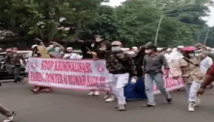 Massa Pendukung Habib Rizieq Mulai Penuhi Kantor DPRD Kota Bogor (Foto: @Bogor24Update/Instagram)