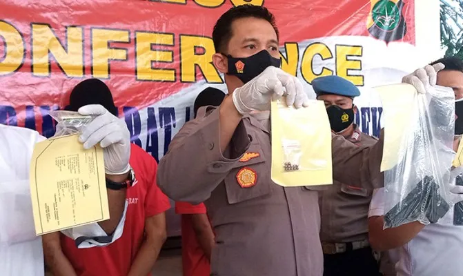 Tersangka begal dan curanmor yang beraksi di Cikarang Barat, habiskan hasil kejahatan untuk berfoya - foya. (Foto/if) 