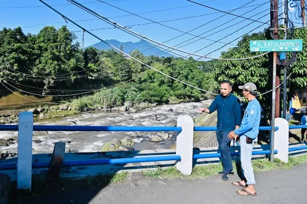 Pj Gubernur Jabar, Bey Triadi Machmudin (kiri) meninjau Bendung Katulampa di Kota Bogor. (Dok: Adpim Jabar)