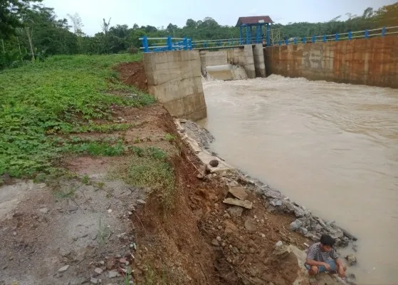 Kondisi bangunan TPT pada proyek Bendung DI Cimoyan Pandeglang yang jebol. (Istimewa)