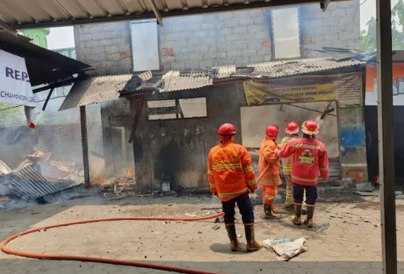 Petugas pemadam kebakaran saat memadamkan api di bengkel mobil di Bekasi Utara. (Ist)