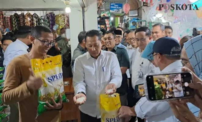 Direktur Utama Perum BULOG Budi Waseso saat gerebek pasar Perumnas Kelender, Jakarta Timur. (rizal)